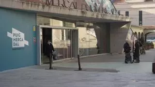 Treballs de reposició de paviment a la plaça del Mercat, a partir de dilluns