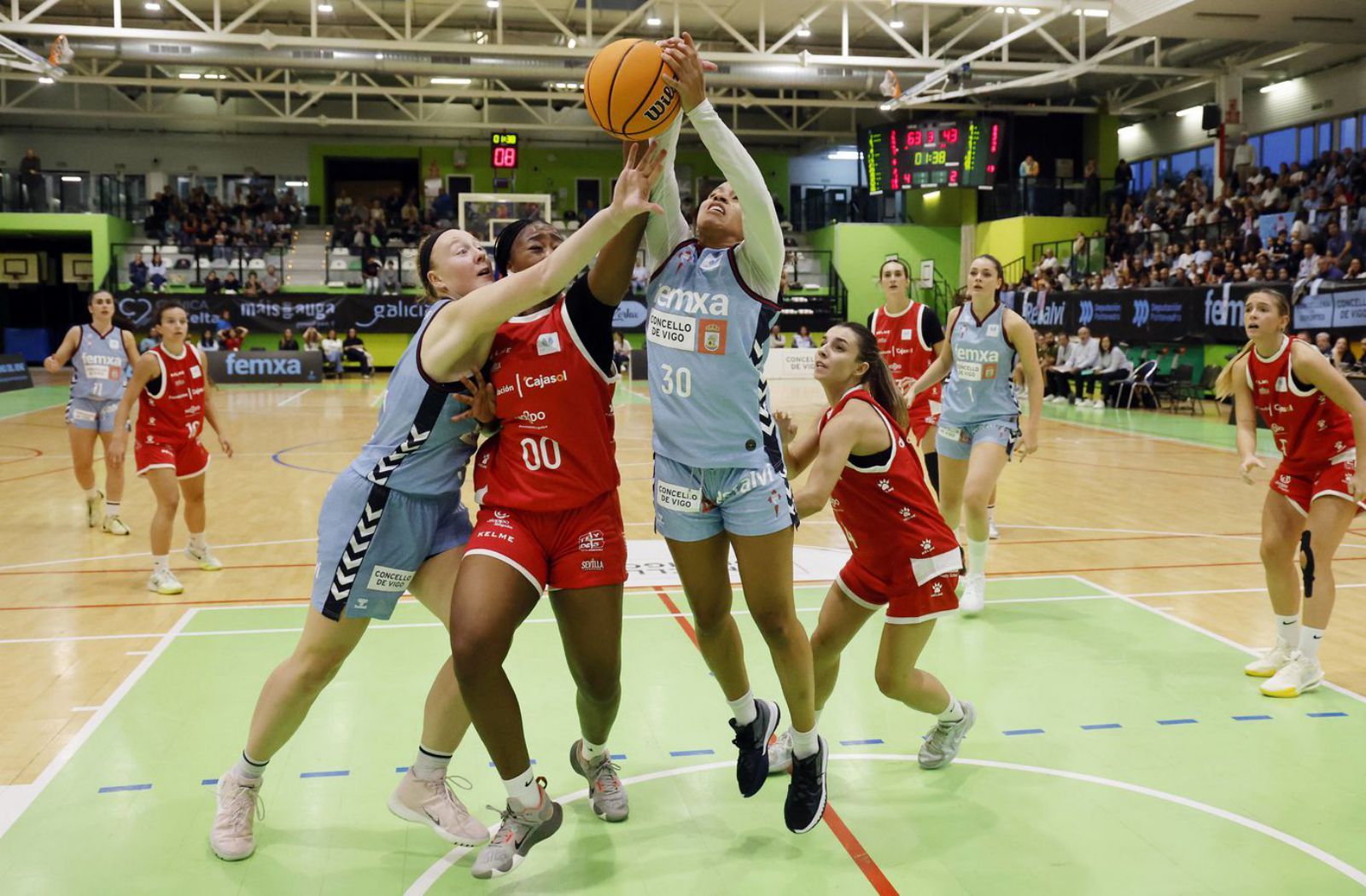 Pelea por el rebote en el partido inaugural ante el Sevilla