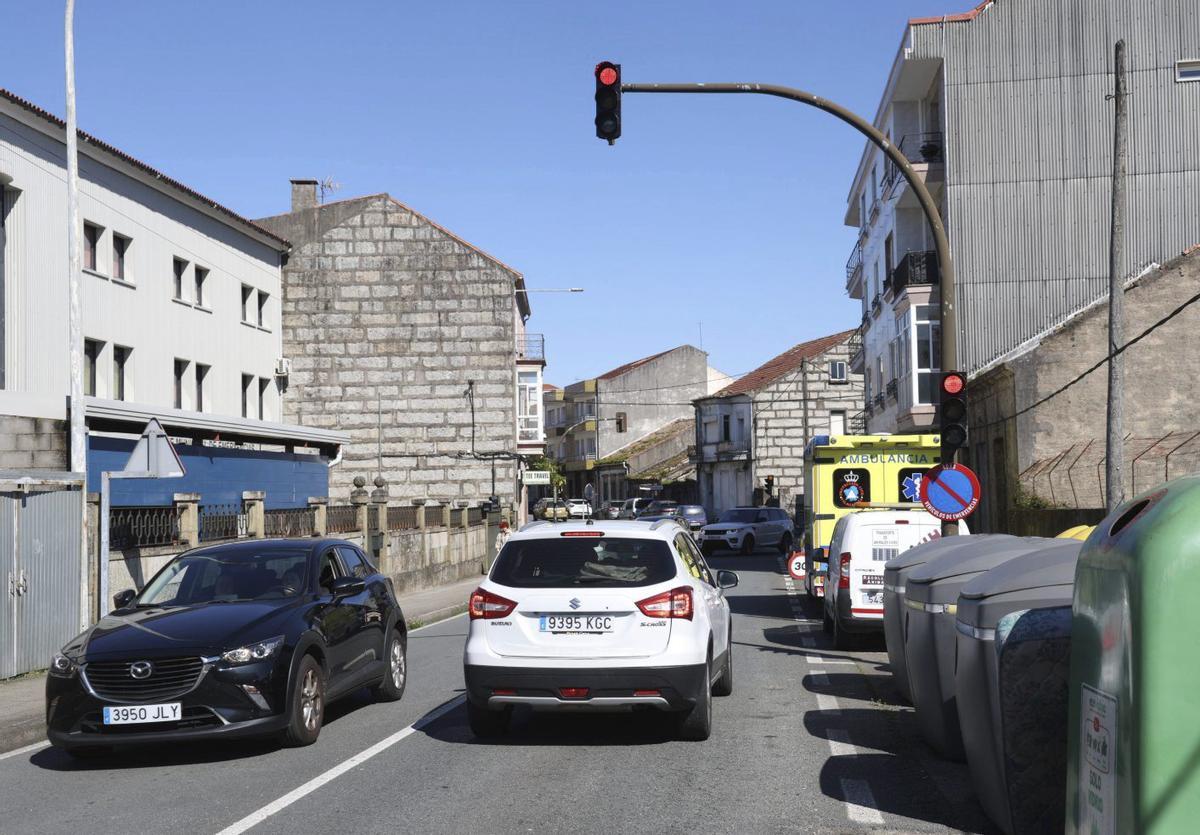 Semáforos del cruce de Agustín Romero con la calle Limoeiro, ya reparados, ayer. | NOÉ PARGA