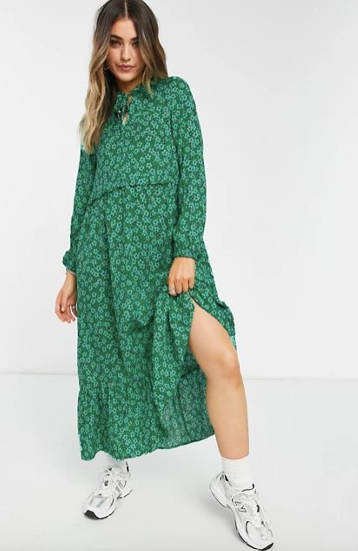 Vestido amplio verde con florecitas y lazada al cuello de New Look