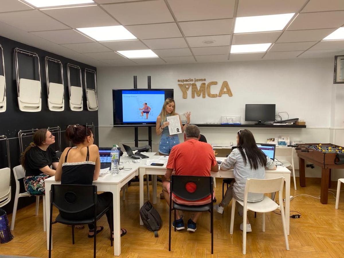 Alumnos del programa AcogELE en una clase en Ymca, en una imagen de archivo.