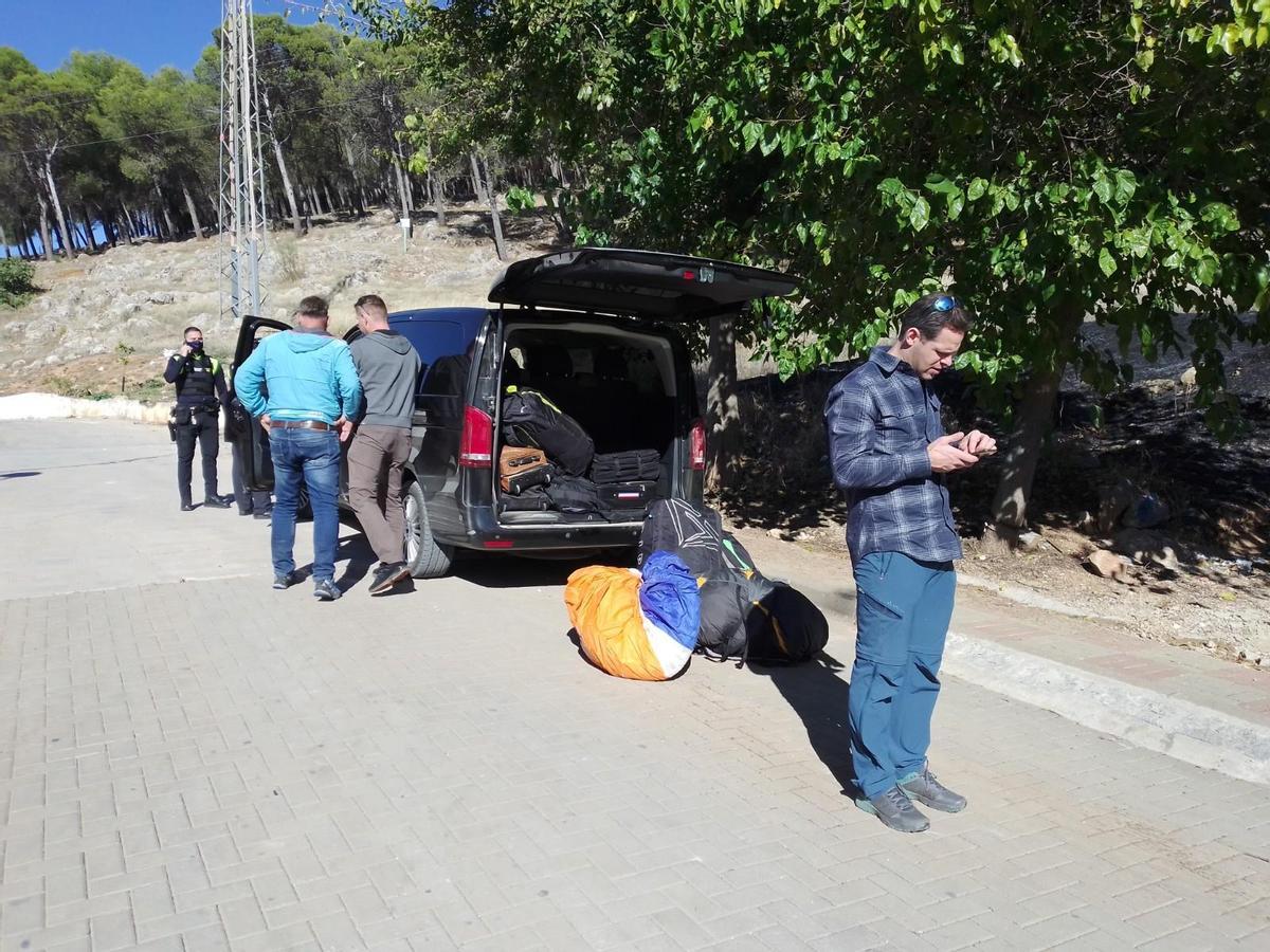 Compañeros de los dos parapentistas accidentados este lunes en Rute.