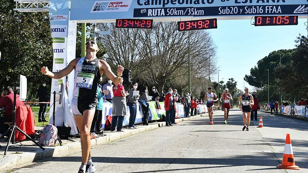 Luis Corchete nada más cruzar la línea de meta, ayer en Sevilla. | RFEA