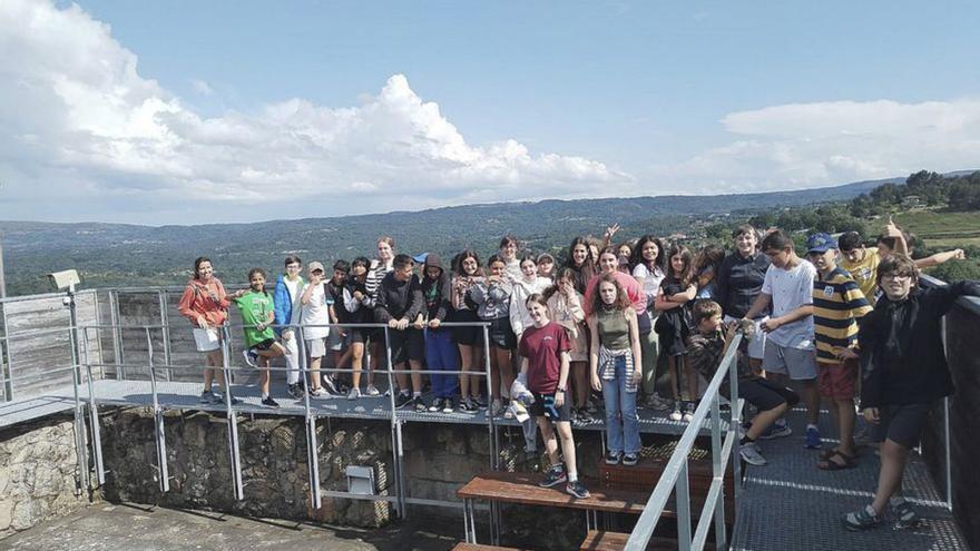 Unos 175 alumnos recorren la villa de Curros Enríquez