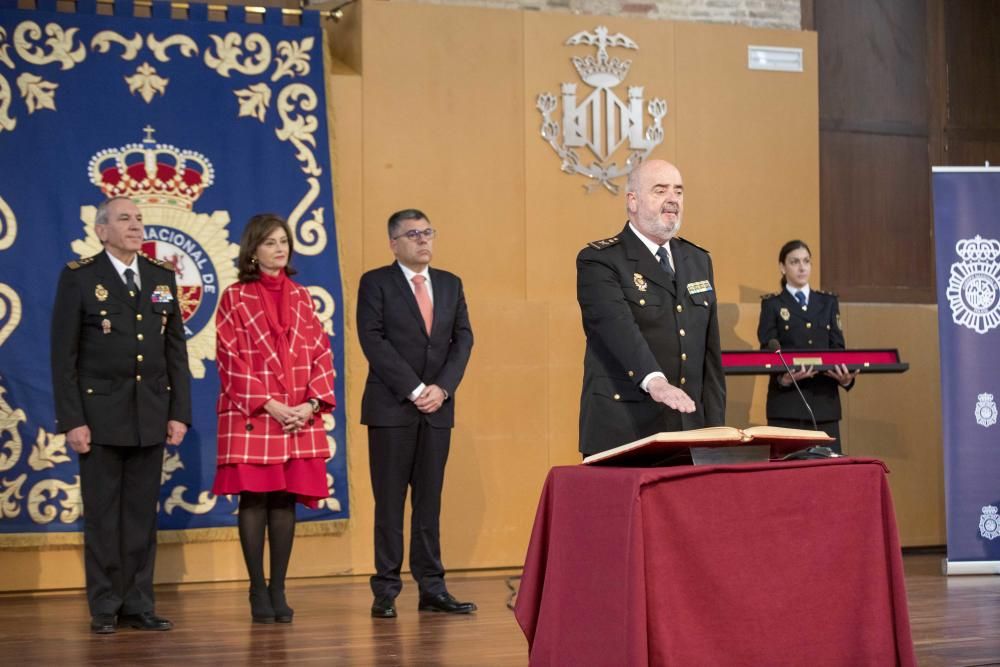 Las falleras mayores visitan los talleres de Ciudad Fallera