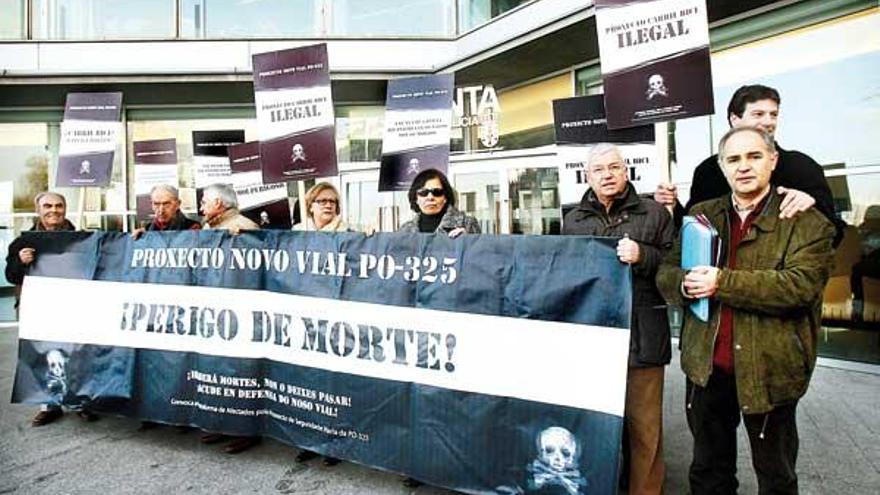 Un grupo de afectados durante una de sus protestas frente al edificio de la Xunta en Vigo.