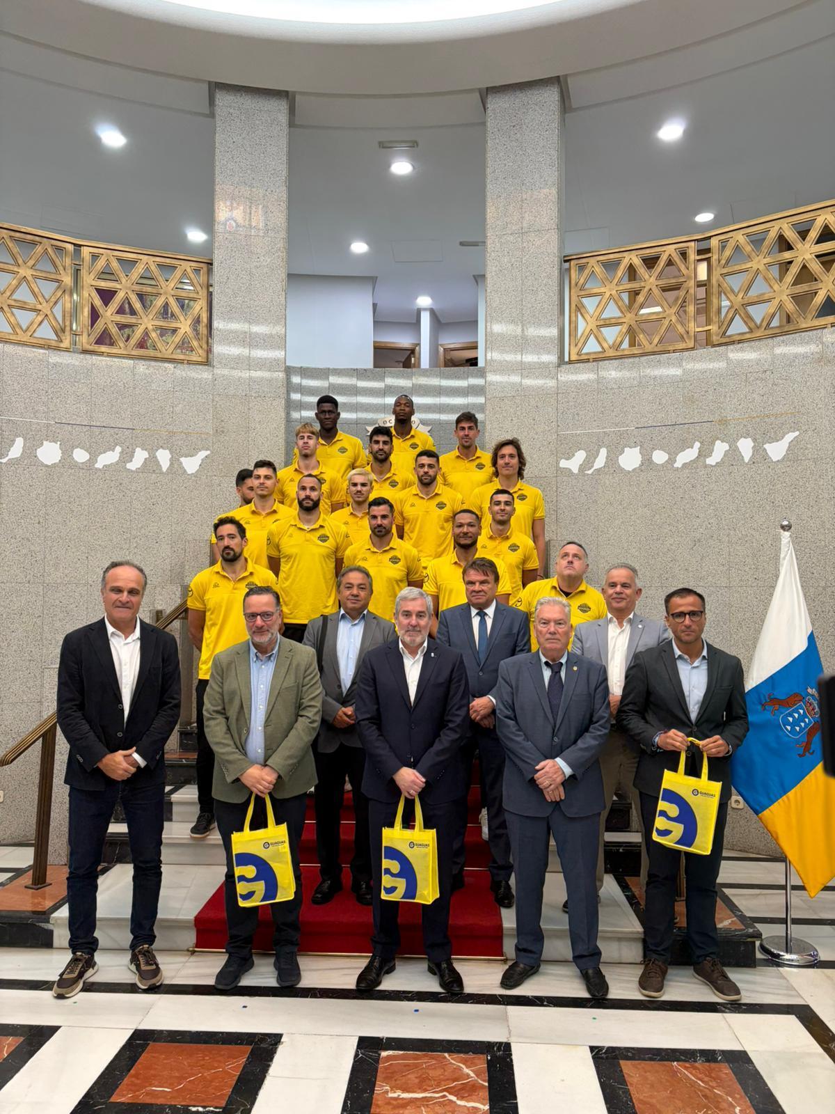 Foto de familia de la plantilla del Guaguas en Presidencia de Gobierno.