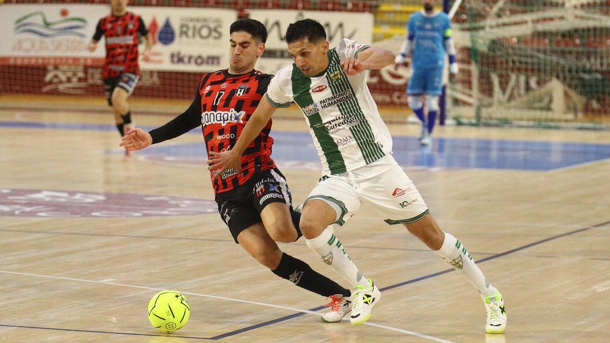 Raúl López presiona en una acción del encuentro de Córdoba.