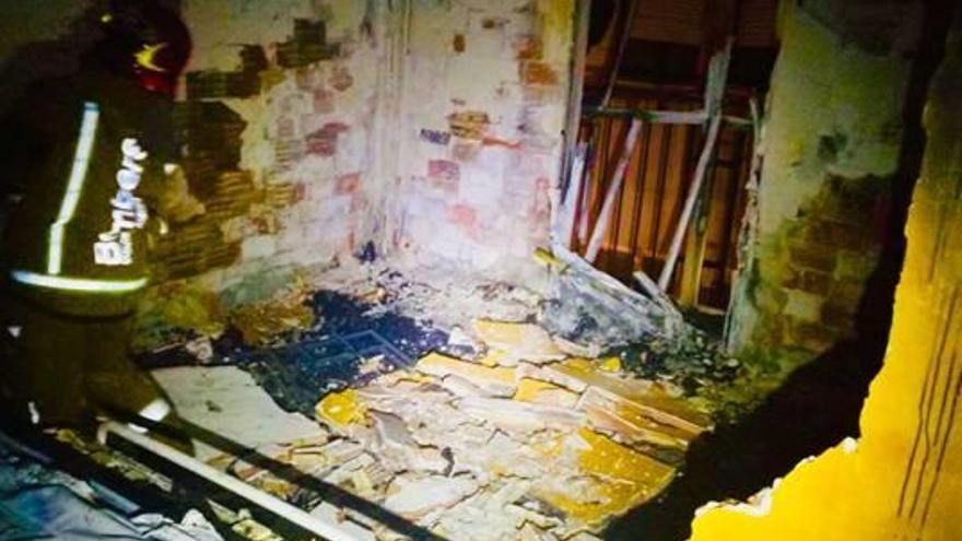 Un incendio arrasa una vivienda y deja un menor de 13 años herido en Dolores
