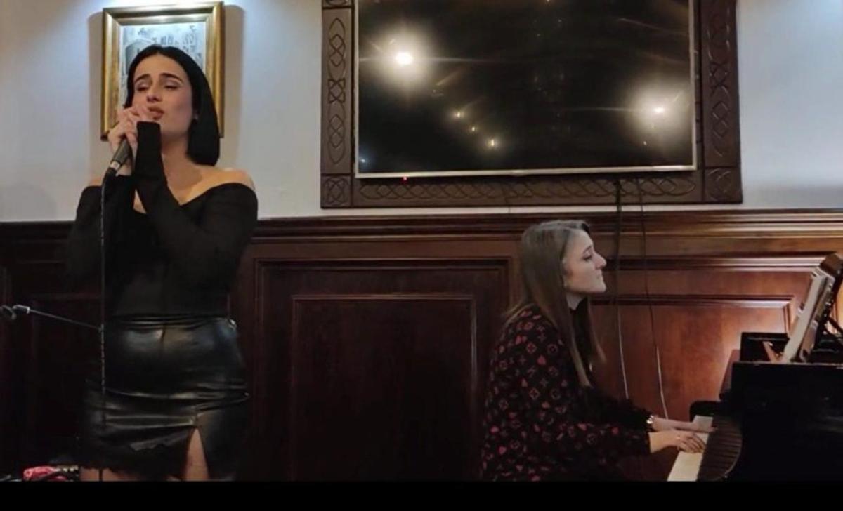 Xía y Ana Belén Rodríguez (al piano), hoy, en el Compass.