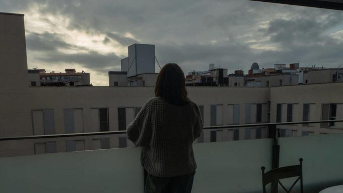 Una mujer mirando al horizonte.