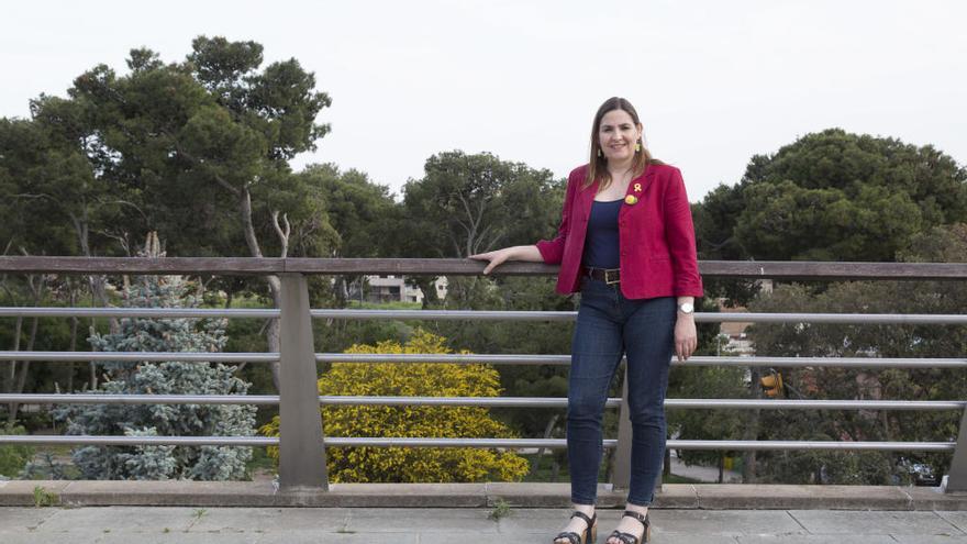 Agnès Lladó, a la plaça de l&#039;Hospital, amb el Parc Bosc al fons.