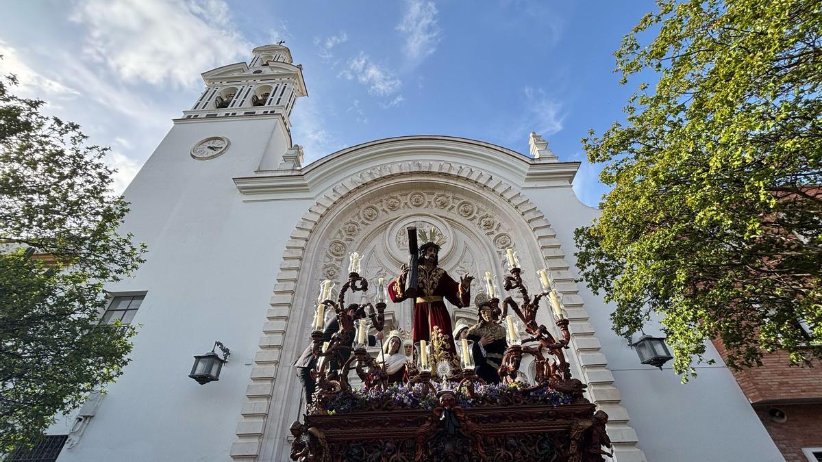 El Santo Cristo de la Misión en las calles de Heliópolis.