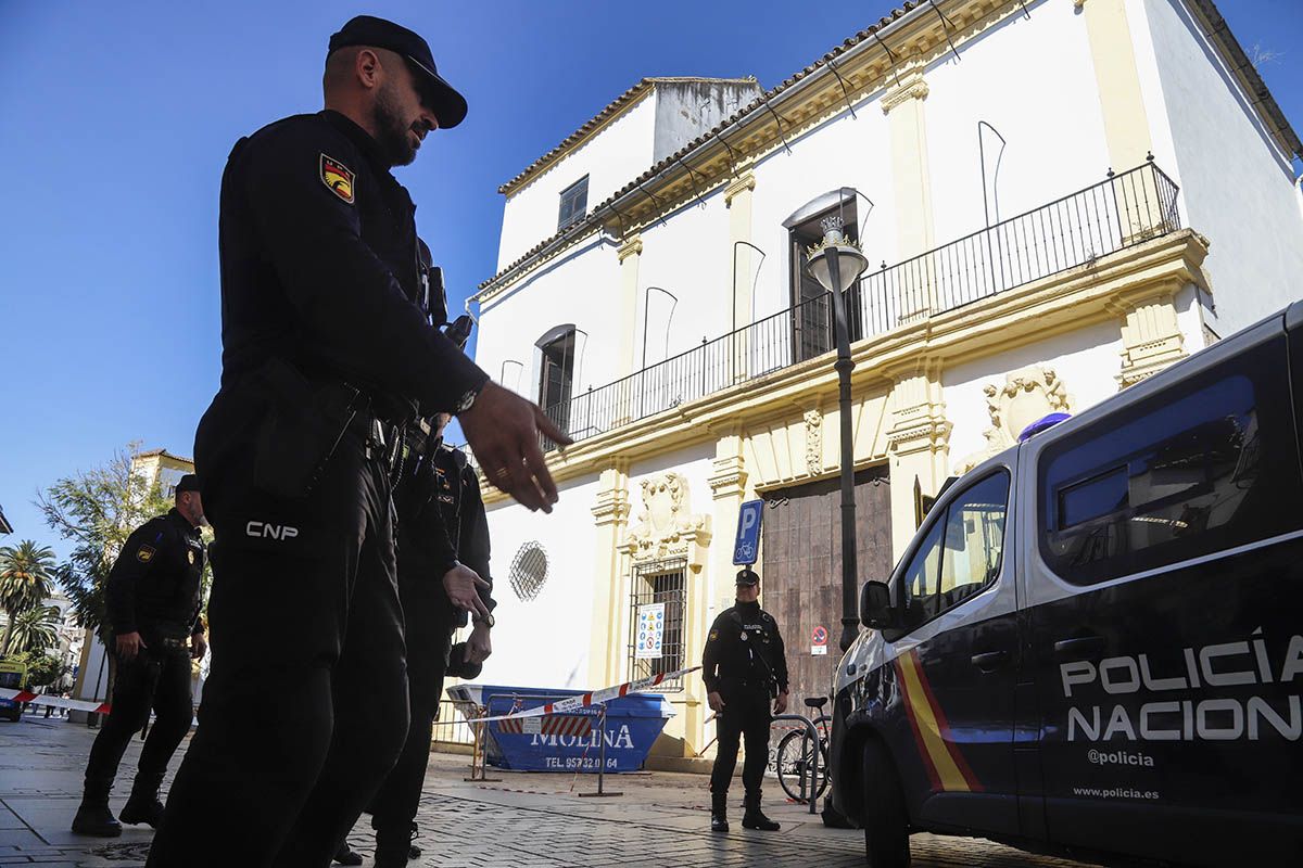 La Policía Nacional inspecciona la Casa de los Guzmanes de Córdoba tras aparecer una tercera granada