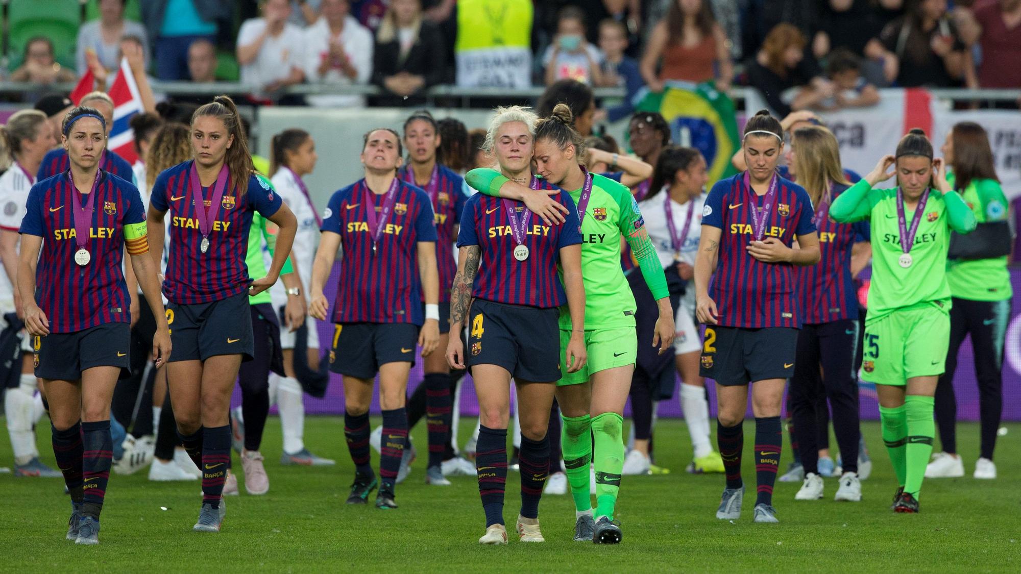 Las jugadoras del Barça, tristes, tras recibir la medalla de subcampeonas de la última edición de la Champions tras perder la final ante el Olympique de Lyon en Turín.