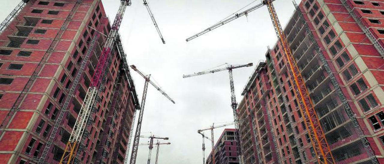 Viviendas en construcción en Turianova, junto a LaFe. | J.M. LÓPEZ