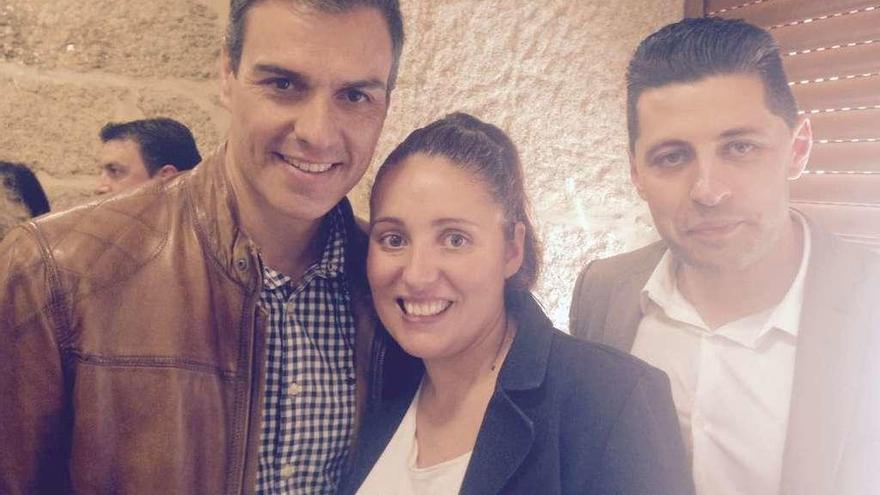 Pedro Sánchez, ayer con Marta Freire y el alcalde de Pontecaldelas, Andrés Díaz.