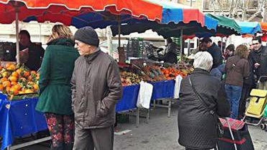 Ambient a les parades del mercat setmanal de Sant Joan de Vilatorrada, ahir a mig matí