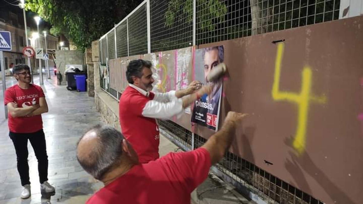 Pegada de carteles del PSOE, con el candidato a la Alcaldía, Fran Maciá