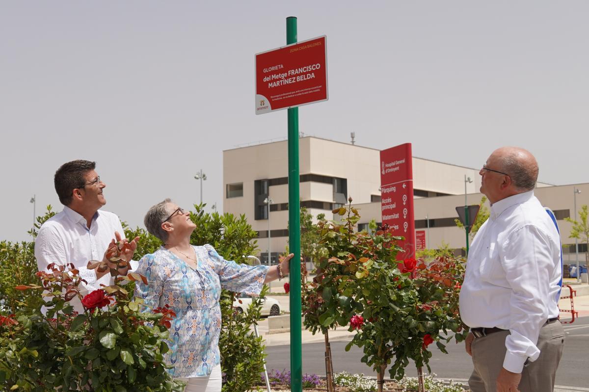 El alcalde Jorge Rodríguez, junto a los hijos del médico homenajeado en Ontinyent, descruben la placa con su nombre.