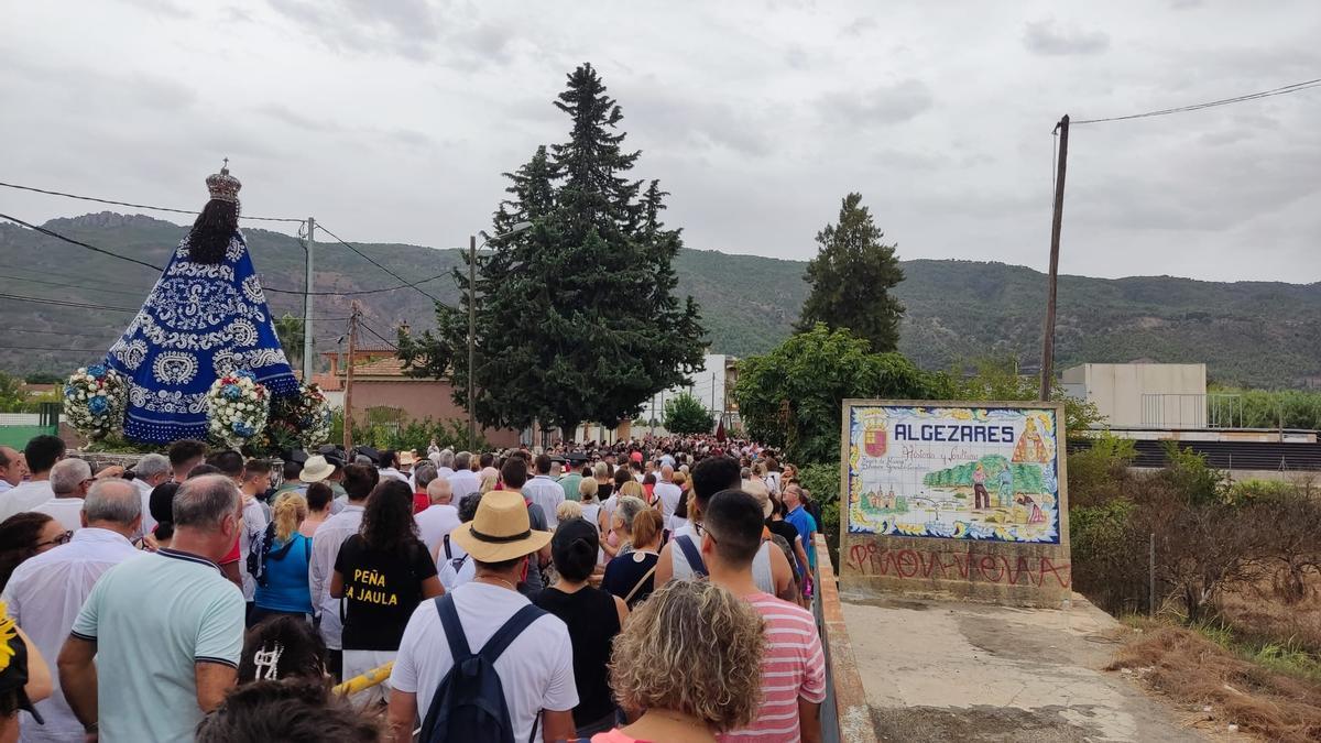 &#039;La Morenica&#039; y la multitud de fieles que la acompañan alcanzan la pedanía de Algezares