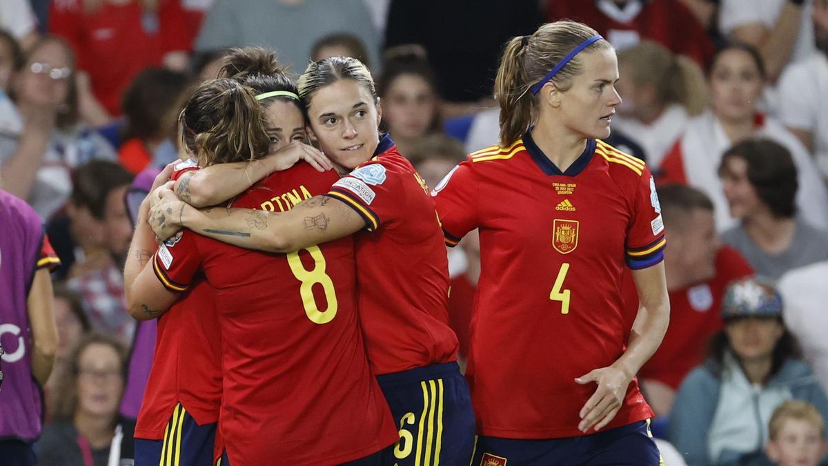 Las jugadoras de la selección española celebran el primer gol durante el partido de cuartos de final de la Eurocopa 2022 que disputan hoy miércoles ante Inglaterra en el Amex Stadium de Brighton. EFE/Miguel Toña