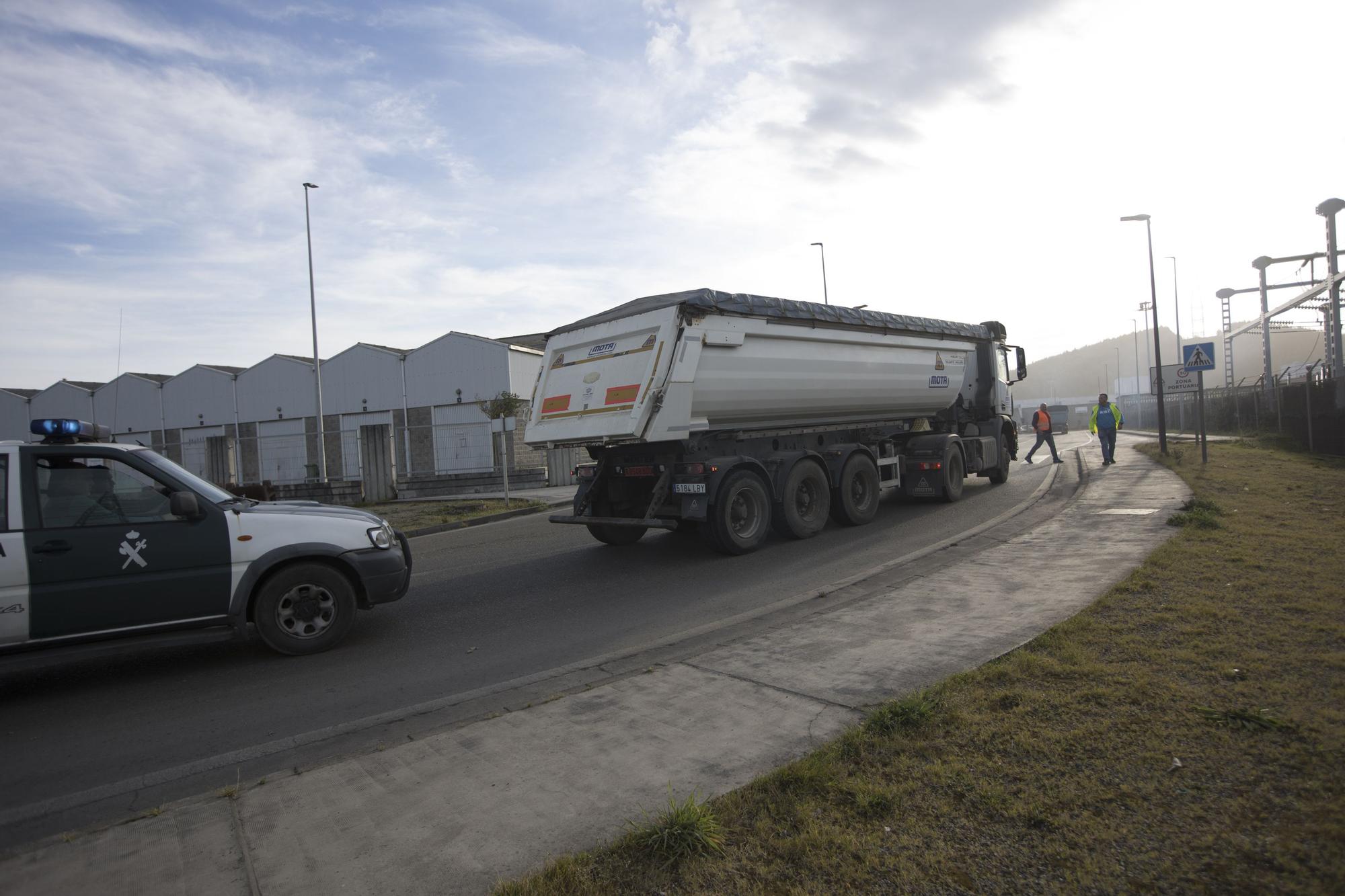 En imágenes: Piquetes contra las salidas de camiones en el puerto de Avilés