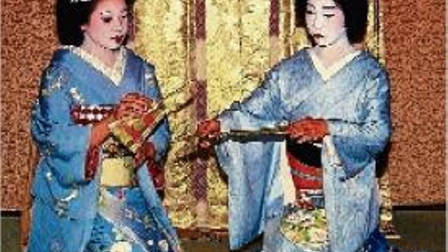 Dues geishes japoneses abillades amb els vestits tradicionals