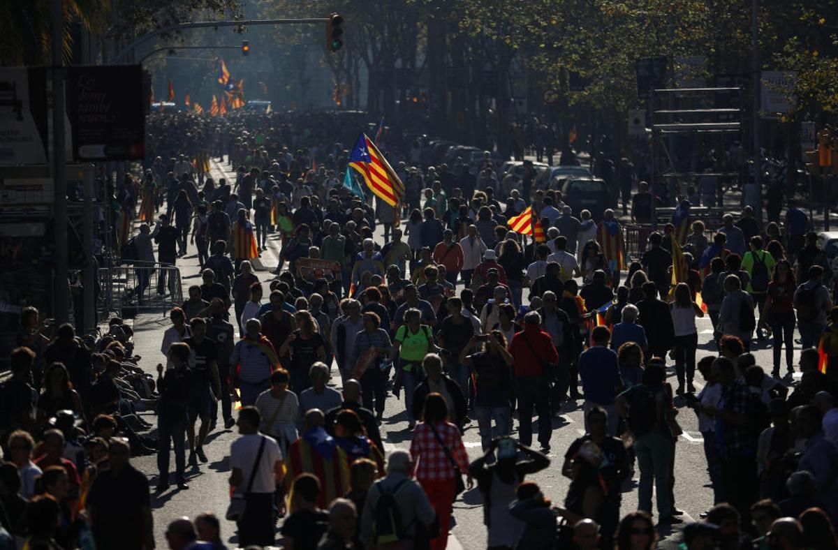 Miles de personas celebran frente al Parlament la aprobación de la independencia Miles de personas celebran frente al Parlament la aprobación de la independencia