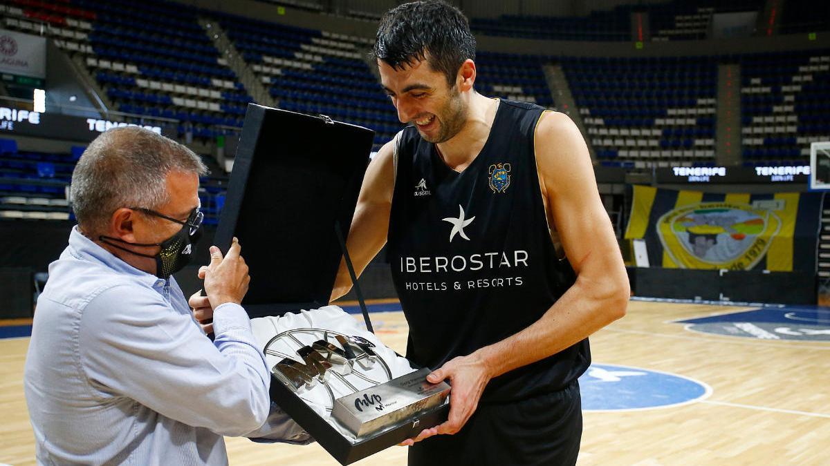 Momento de la entrega del premio al pivot georgiano del Ibersotar Tenerife.