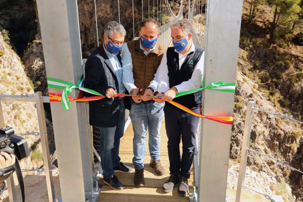 Inauguran el puente colgante de El Saltillo, en la Axarquía