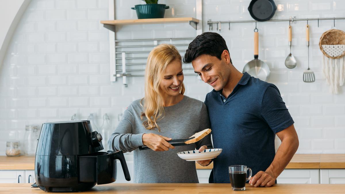 Amazon rebaja la freidora de aire tamaño familiar que arrasa en ventas: ahorra tiempo, dinero y esfuerzo