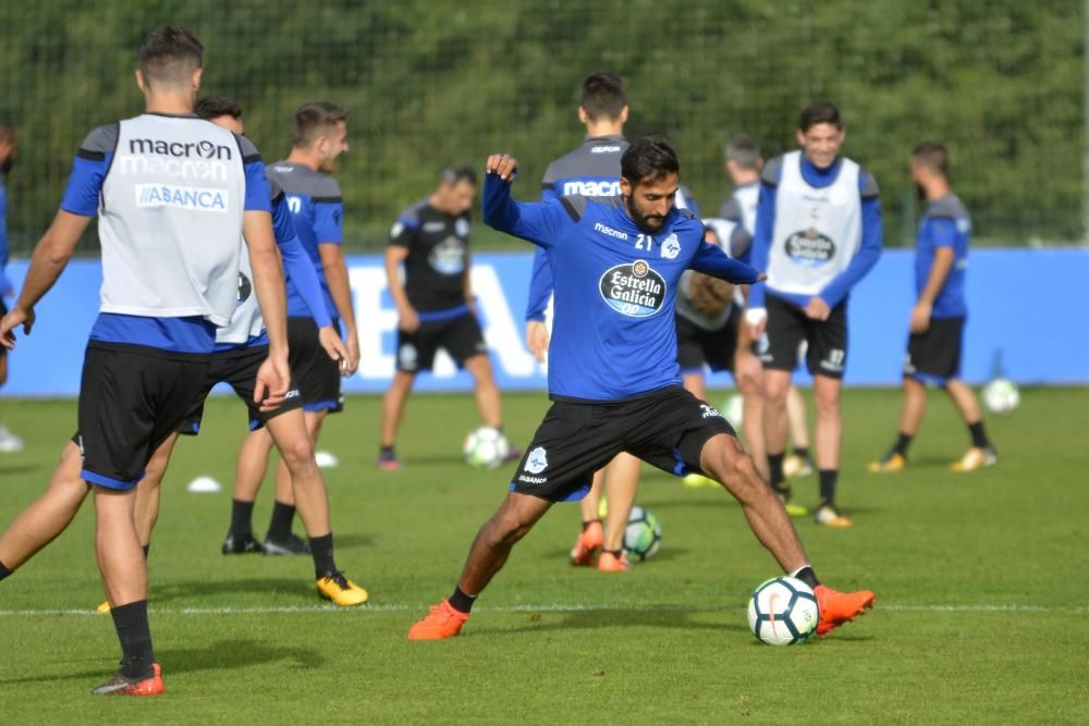 La plantilla, dividida en dos grupos, realizó un entrenamiento con estrategias ofensivas y remates a portería.