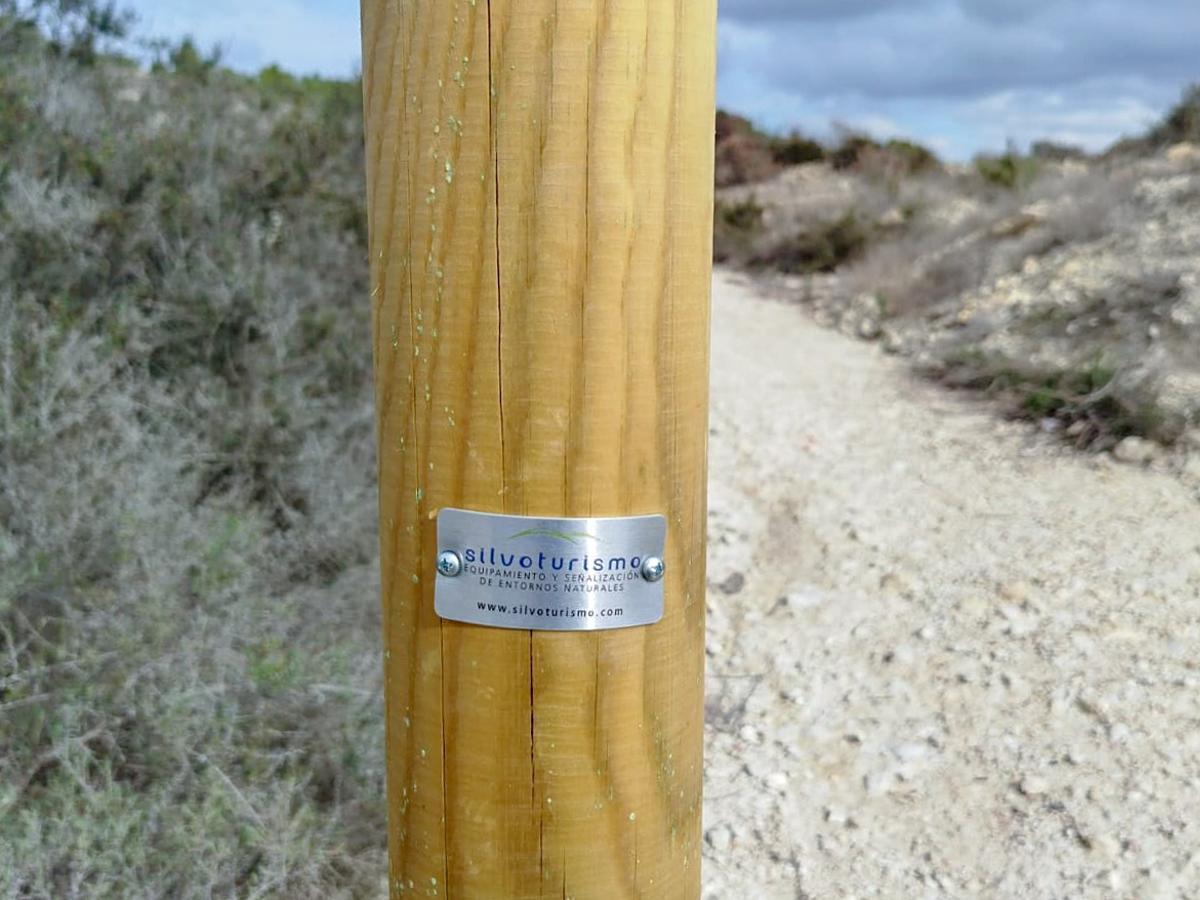 Grupo Silvoturismo emplea siempre señalética sostenible y madera tratada en autoclave para clase de uso 4, resistente a condiciones climáticas extremas y a la humedad.