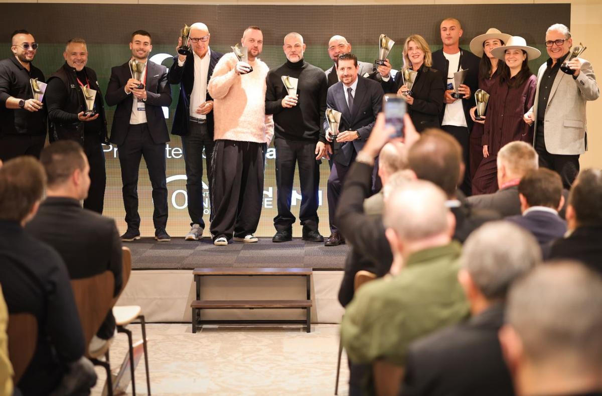 Foto de grupo de los ganadores.