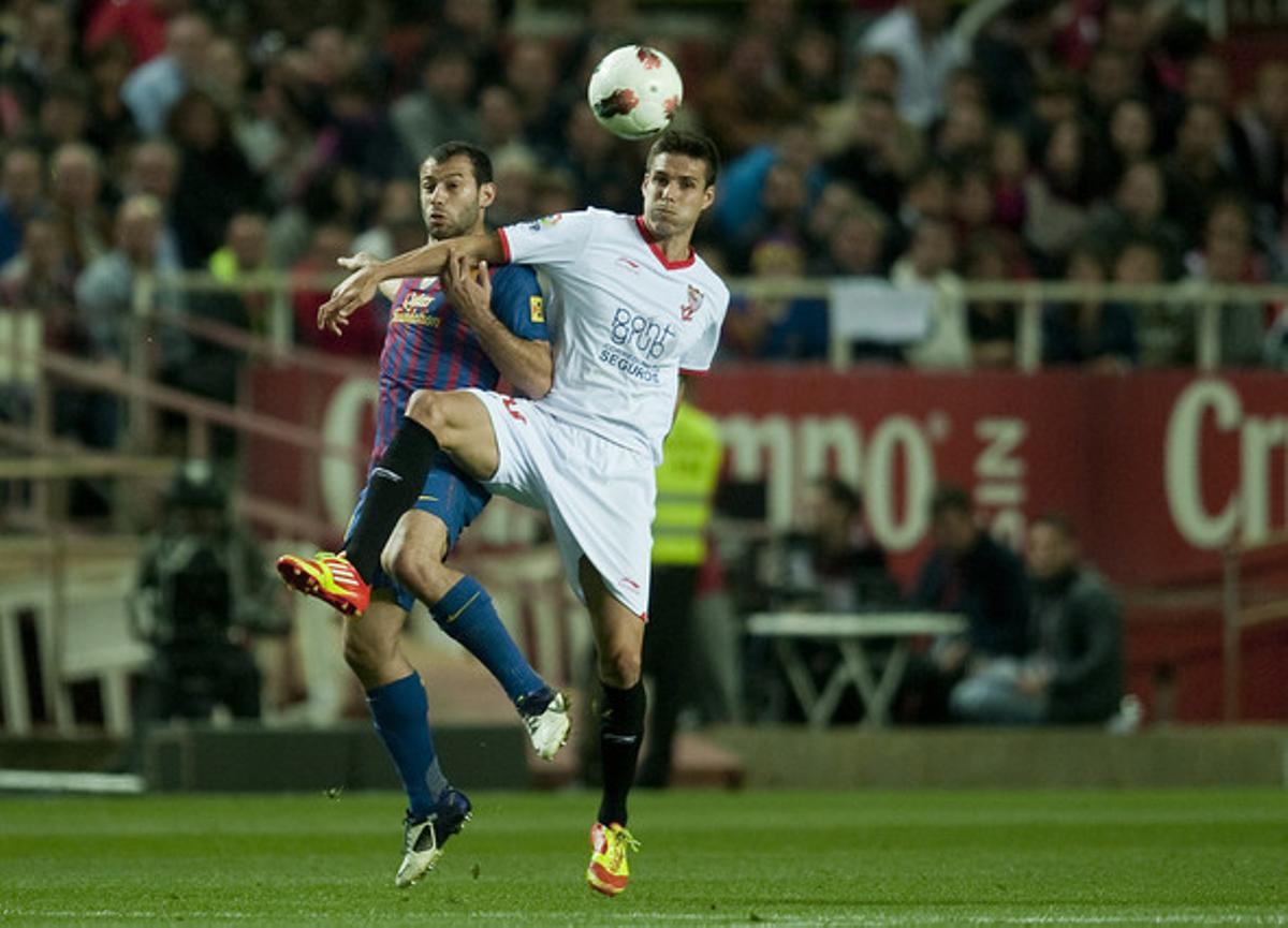 Mascherano lluitra amb Manu del Moral, dissabte al Sánchez Pizjuán.