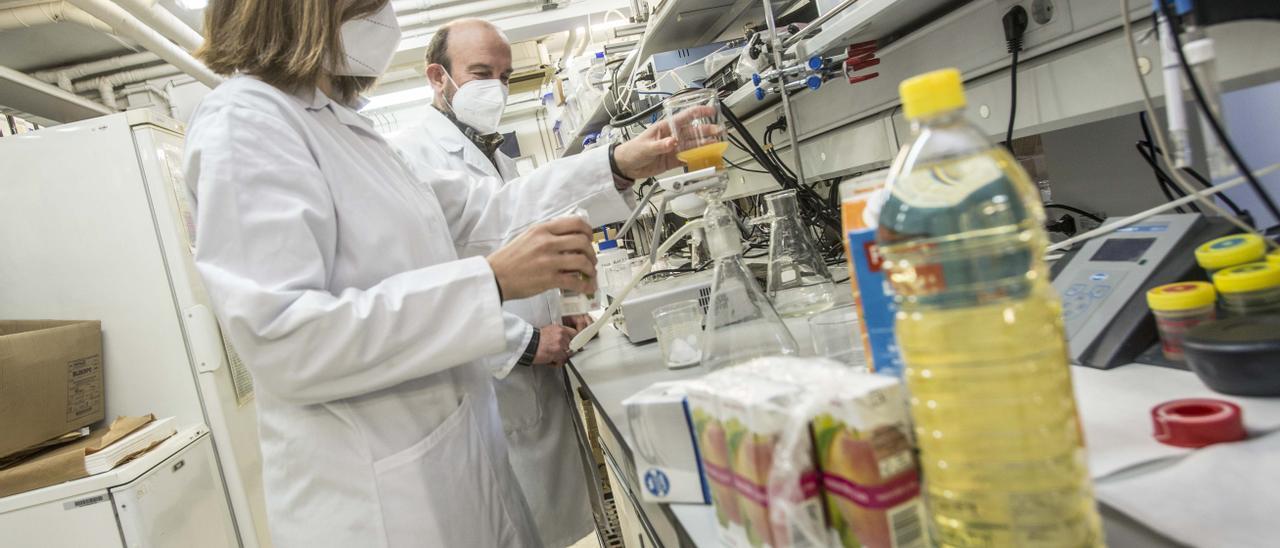 La Universidad de Alicante investiga en alimentos y depuradoras el origen de los microplásticos hallados en las heces