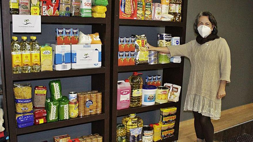 Elvira Suárez, con los alimentos que han recogido. | Daniel Mon