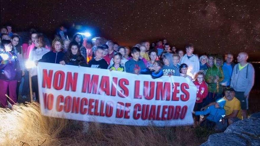 El grupo de participantes en el paseo nocturno por O Larouco. // FdV