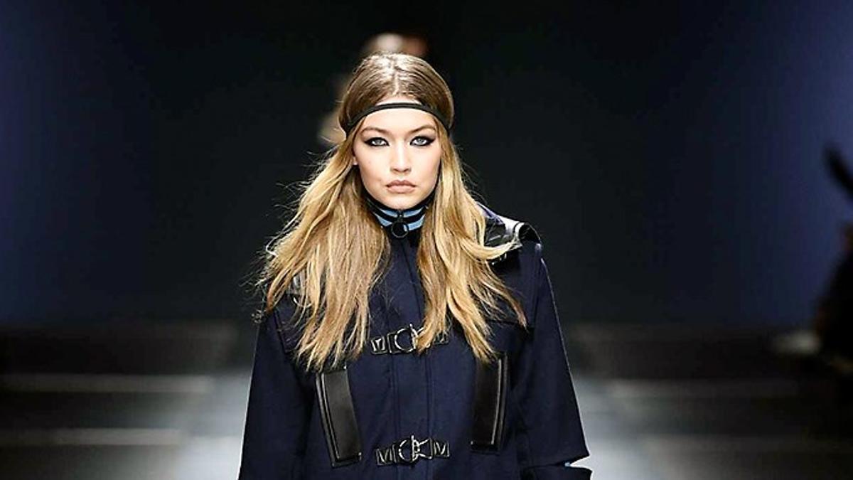 El pecho de Gigi Hadid sobre la pasarela de Versace - Woman