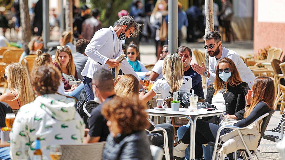 Imagen la terraza de un bar en la ciudad de Eivissa. | TONI ESCOBAR