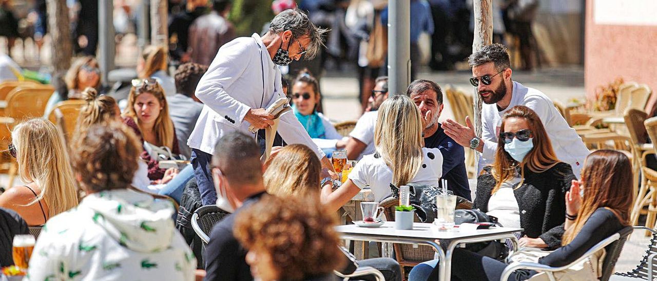 Imagen la terraza de un bar en la ciudad de Ibiza. | TONI ESCOBAR