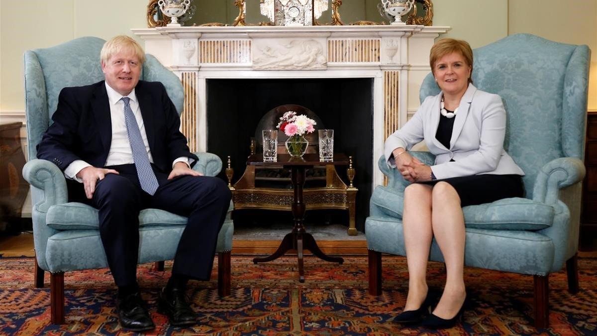 Boris Johnson junto a la ministra principal de Escocia, Nicola Sturgeon, en Edimburgo, el pasado mes de julio.