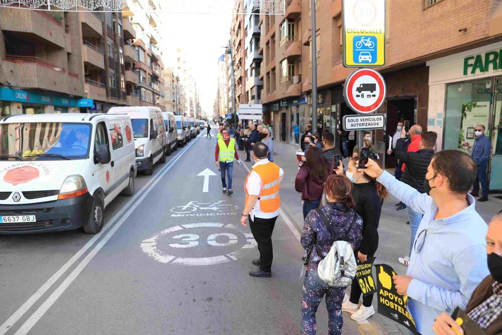 Hosteleros colapsan el centro de Lorca reclamando la apertura de sus negocios