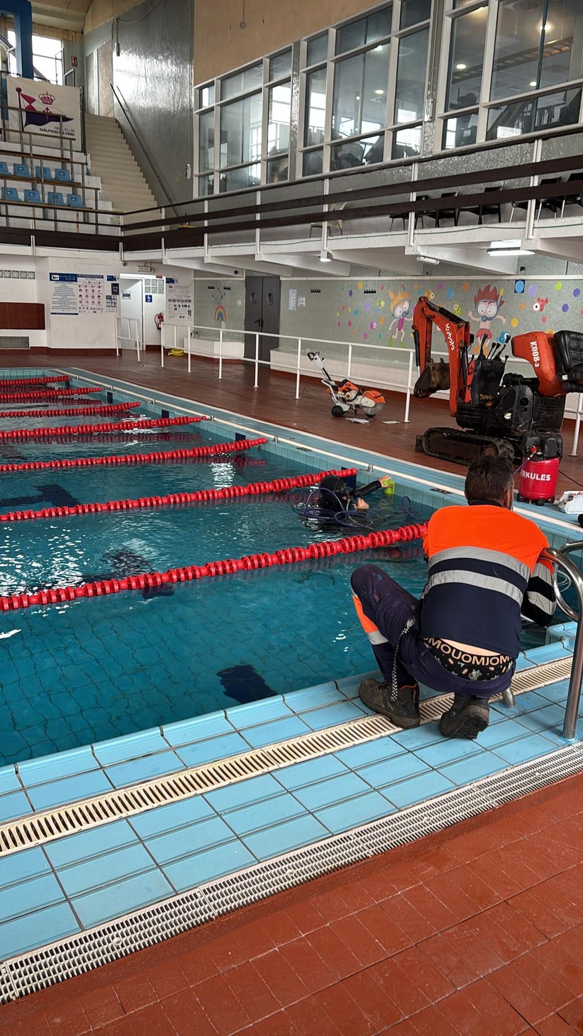 Trabajos de reparación de la piscina del Real Club Náutico de Vigo.