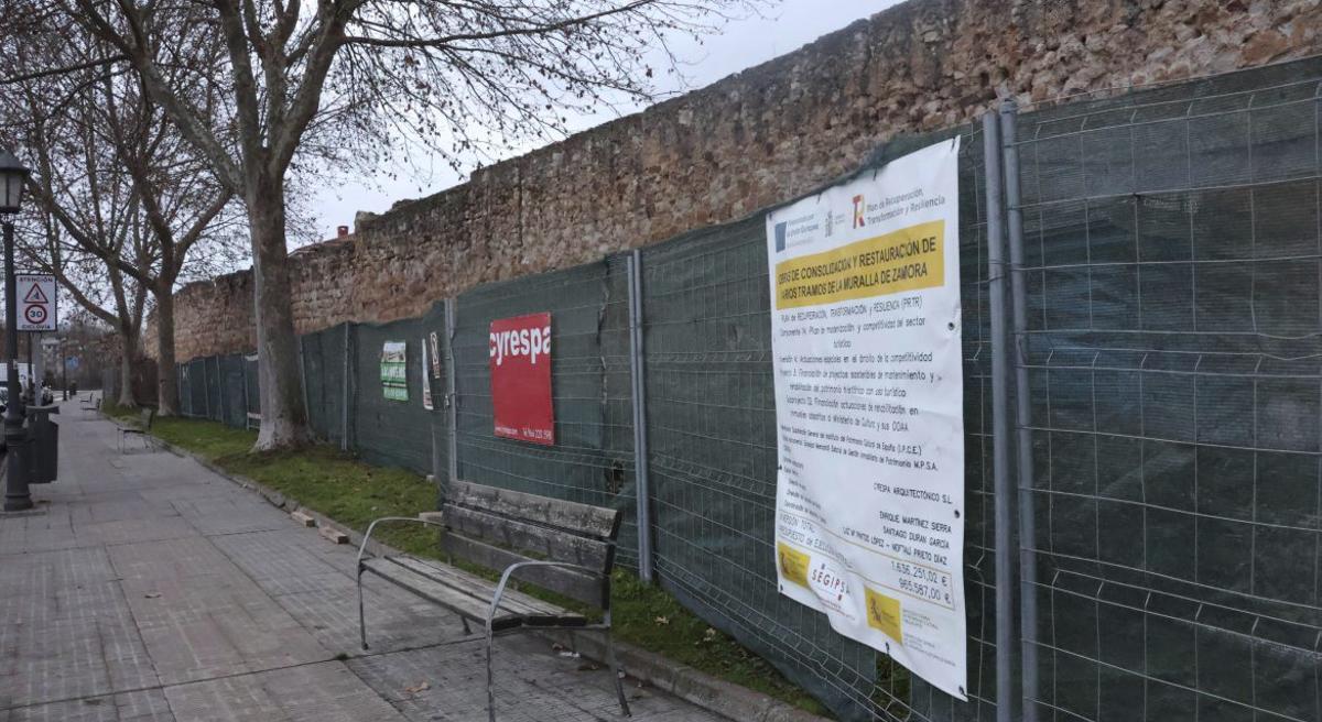 Tramo de la muralla en obras, frente al centro de salud Puerta Nueva. | VÍCTOR GARRIDO