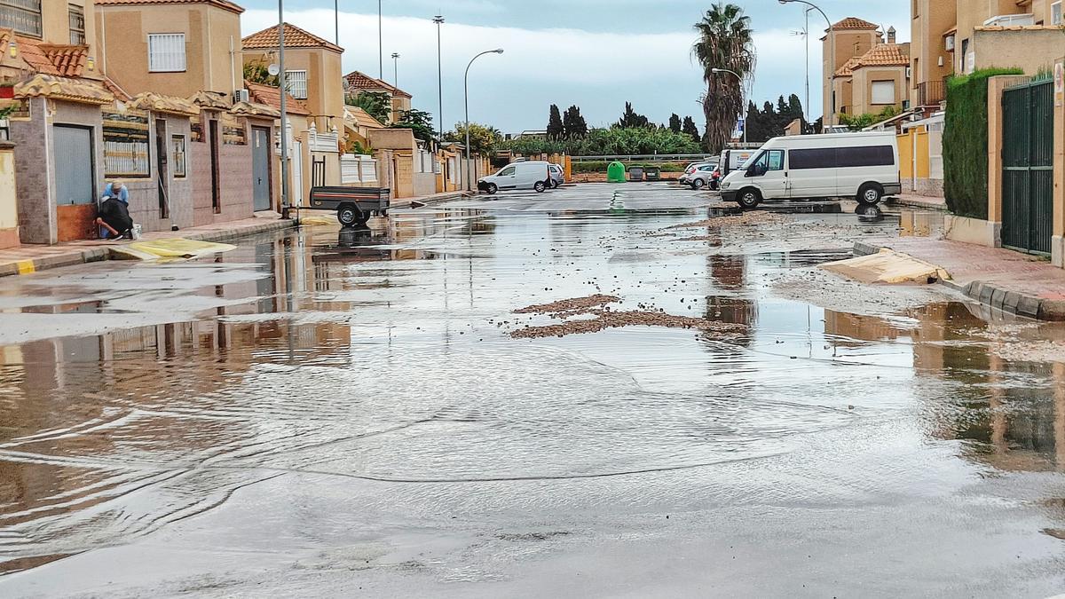 Calle cubierta de agua en Torrevieja.