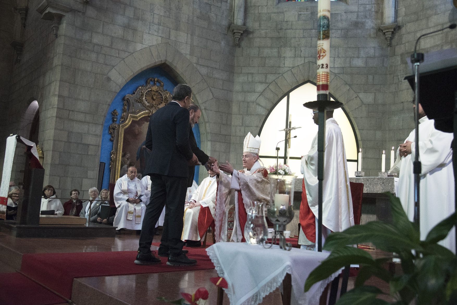 El bisbe defensa els oficis tradicionals a la missa de la Llum que ha omplert el Carme