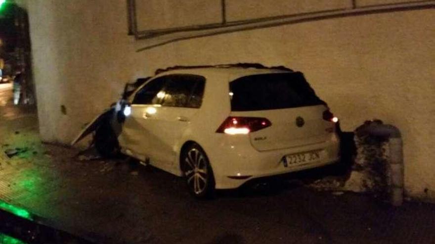 Imagen del coche empotrado contra el edificio. // FdV