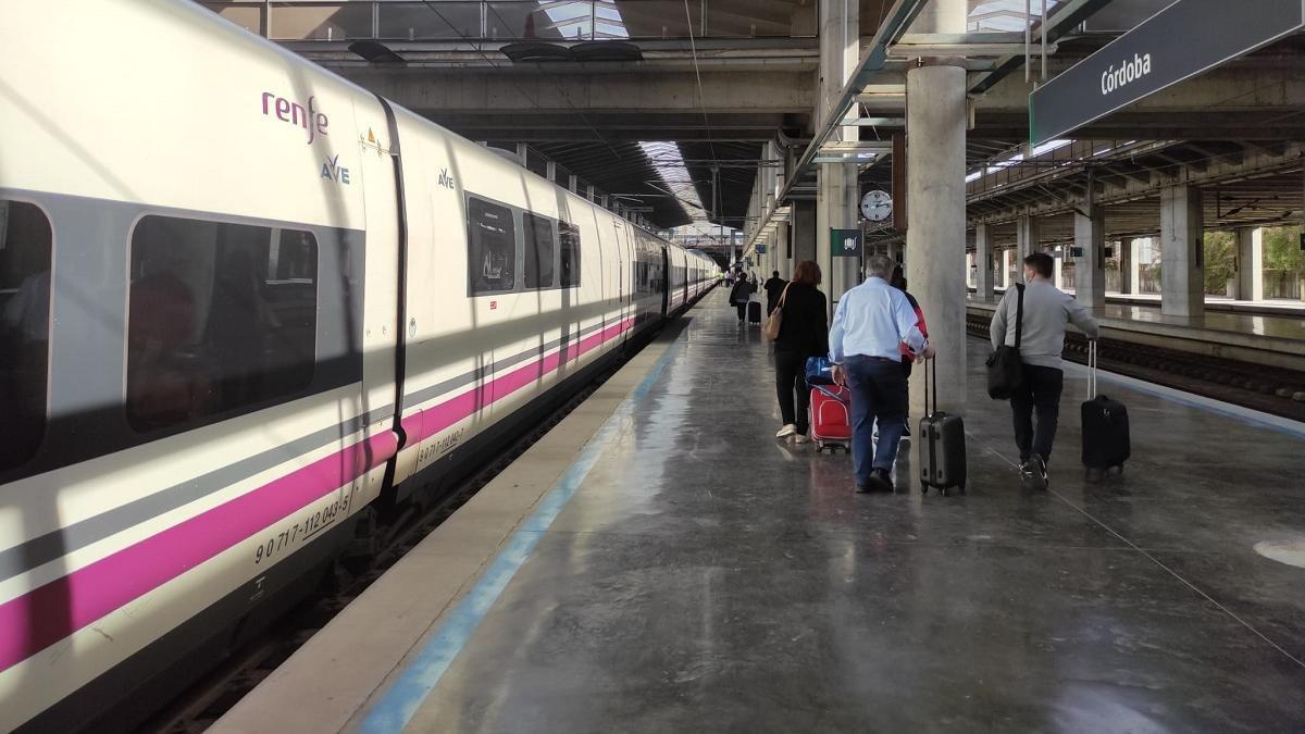 Viajeros en uno de los andenes de AVE en la estación de Córdoba.